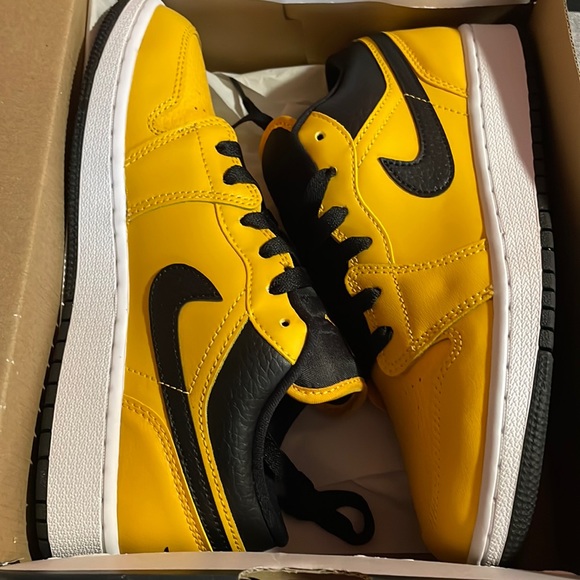 NIKE AIR JORDAN 1 LOW (GS) - Picture 1 of 3